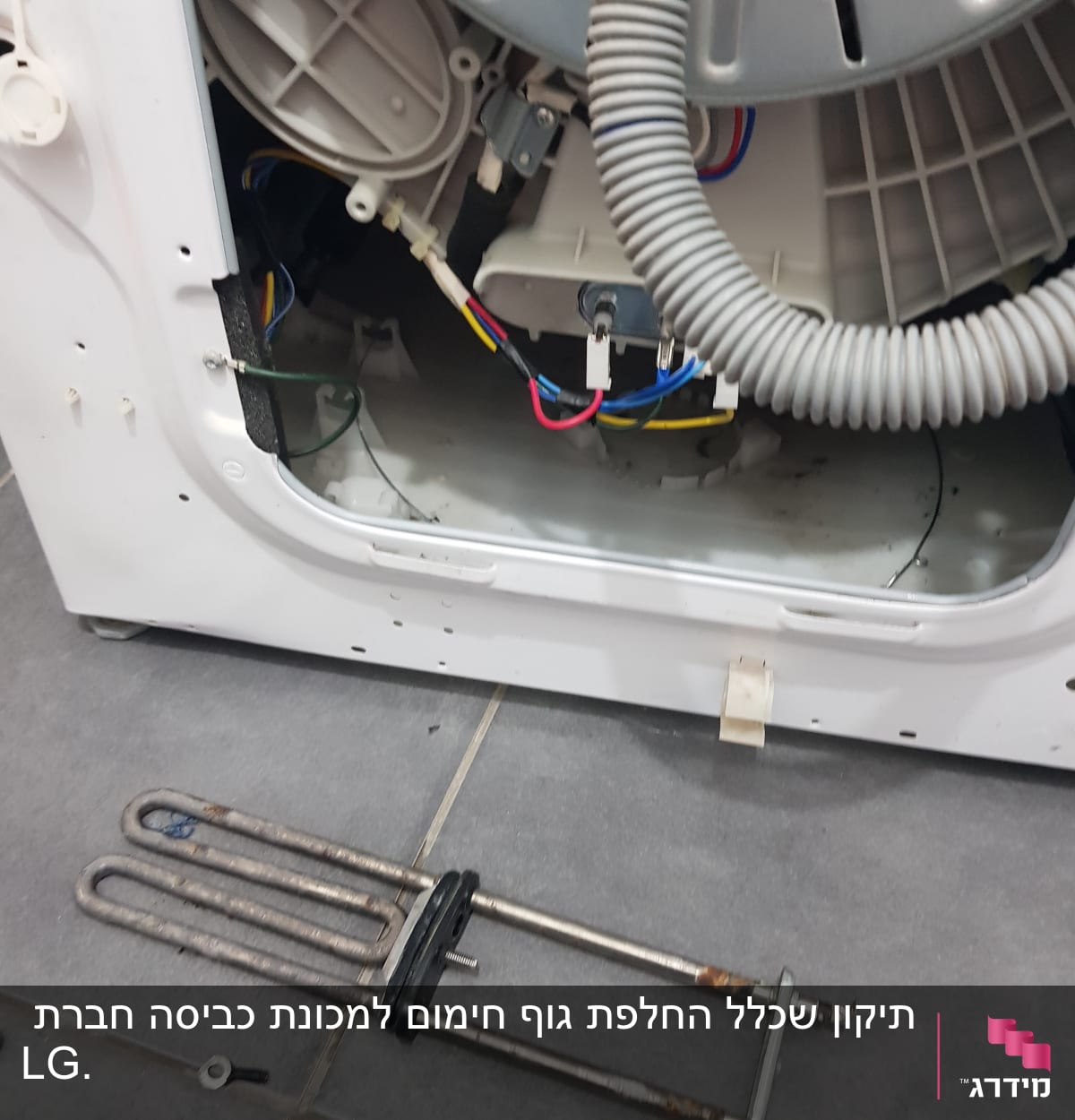 תנור חימום מנותק ממכונת כביסה עם חוטי חשמל